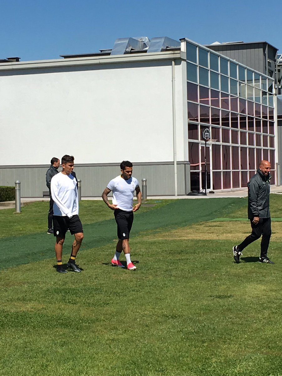 Cả Alves và Dybala trông không mấy vui vẻ.