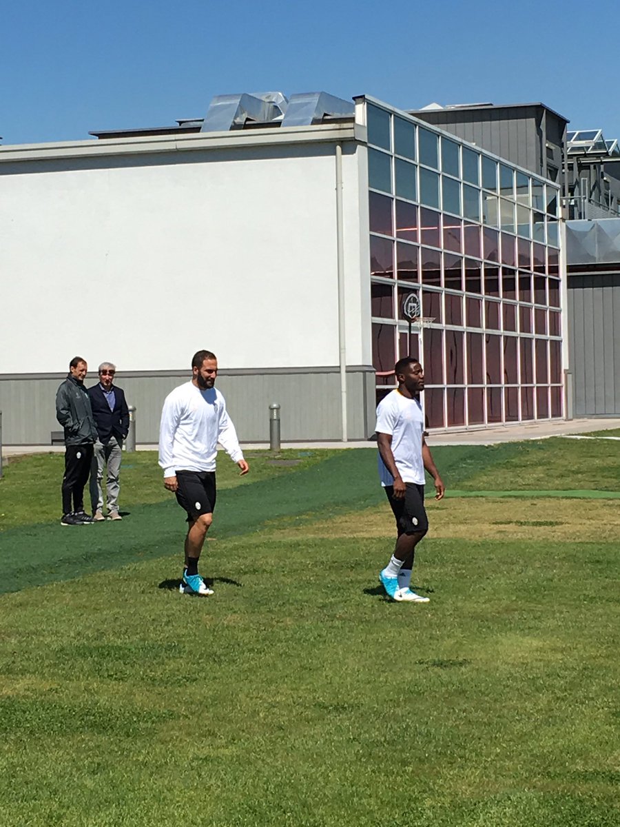 Trái ngược với những hình ảnh trên, tiền đạo chủ lực Higuain tràn đây sự hưng phấn.