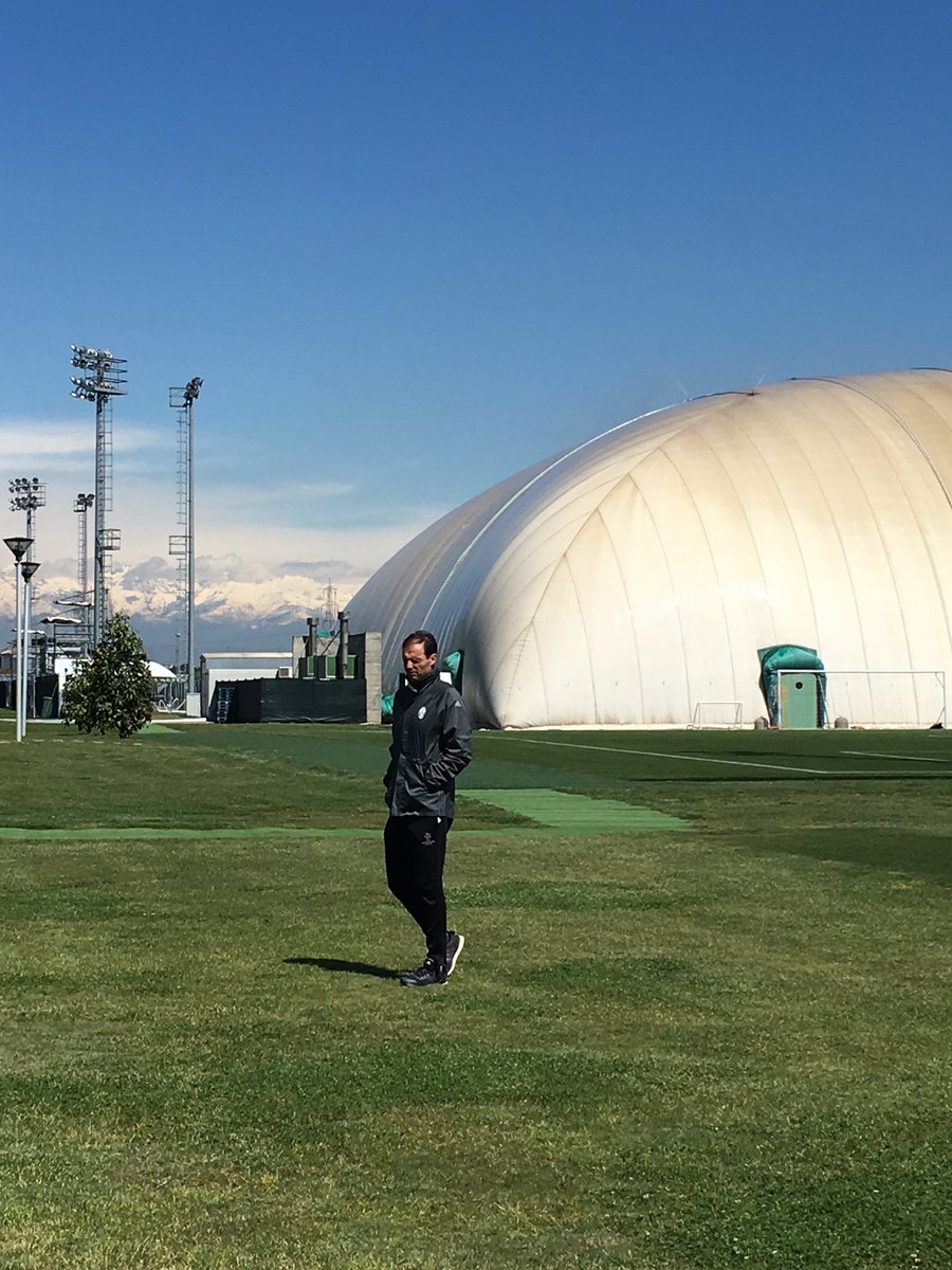 Allegri nhăn mặt khi bước ra sân tập. Được biết, buổi tập diễn ra lúc 11h45 theo giờ địa phương dưới cái nắng gay gắt.