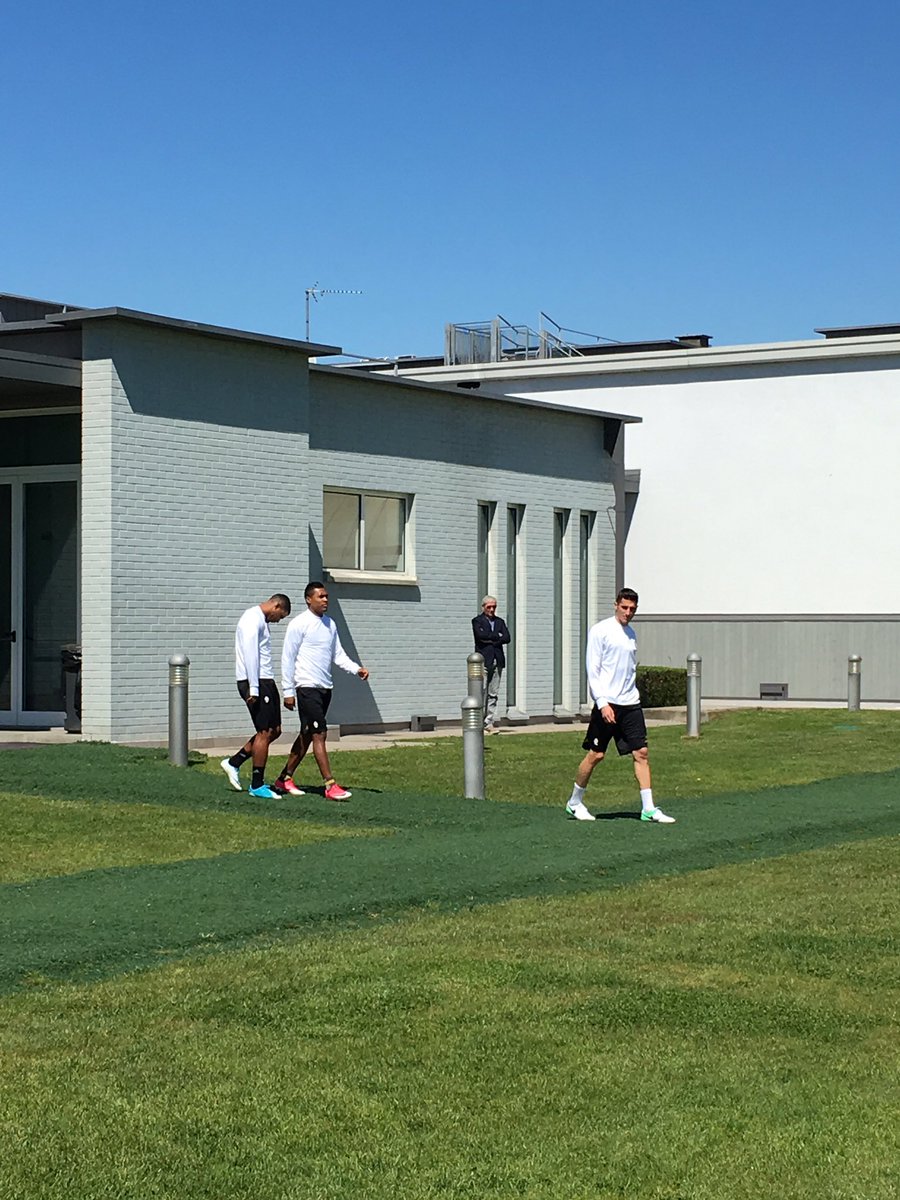 Thậm chí, một cầu thủ còn đi vật vờ như người say.