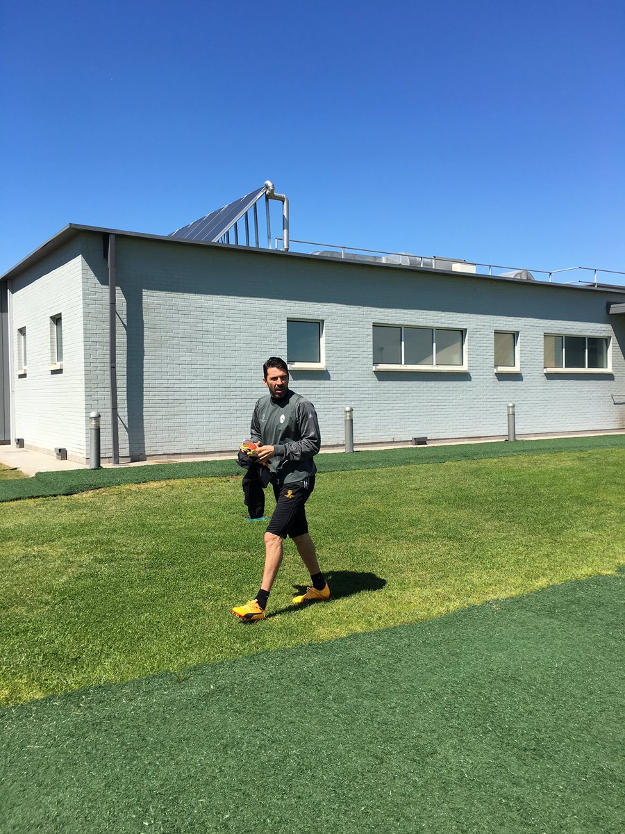 Thủ thành Buffon cực ngầu với đôi găng cầm trên tay.