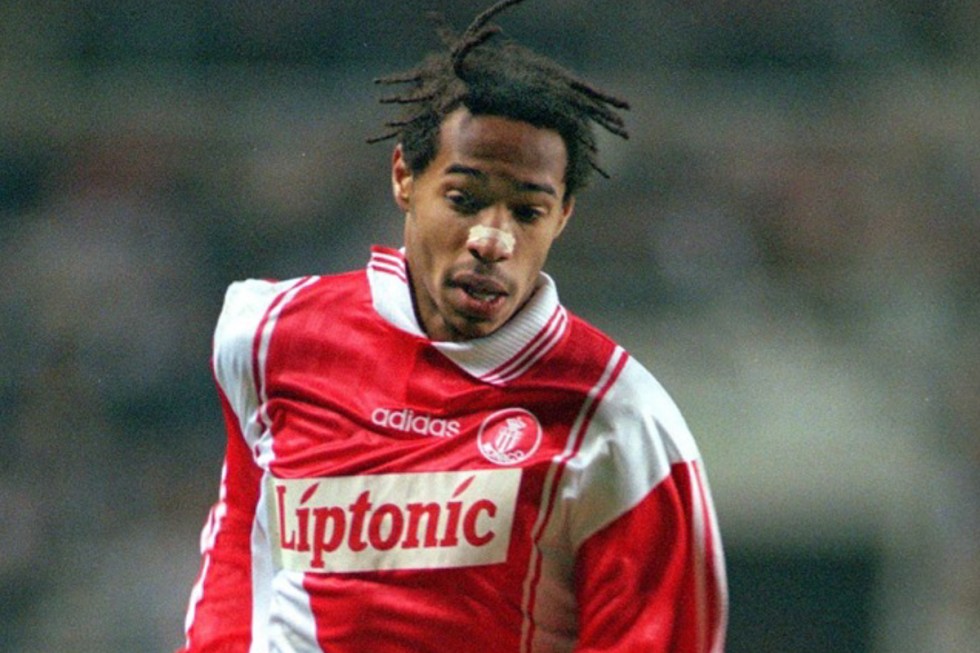 Thierry Henry, Monaco 1994-1999, Juventus 1999. Thêm một cầu thủ hàng đầu xuất thân từ lò đạo tạo AS Monaco. Henry đã trưởng thành ở đội bóng Công quốc trước khi trở thành huyền thoại của Pháo thủ Arsenal. Dù vậy, ít người biết rằng, sau khi rời Monaco, Juventus mới là điểm đến đầu tiên của Henry. Tuy nhiên, với việc phải thi đấu dạt cánh, Henry đã không để lại nhiều ấn tượng tại đây. Cuối mùa giải anh bị đem bán cho Arsenal.