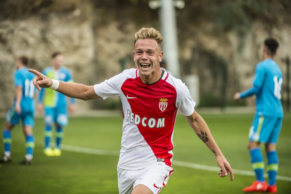 Irvin Cardona (tiền đạo) - Ngày sinh: 08/08/1997.