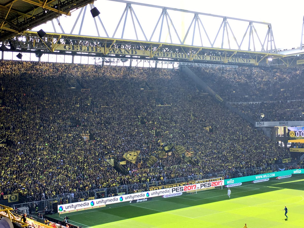 Ngay hiệp một, Hoffenheim đã phải chịu bất lợi khi thi đấu bên phần sân có khán đài đứng, được mệnh danh là "Bức tường vàng" của Signal Iduna Park.