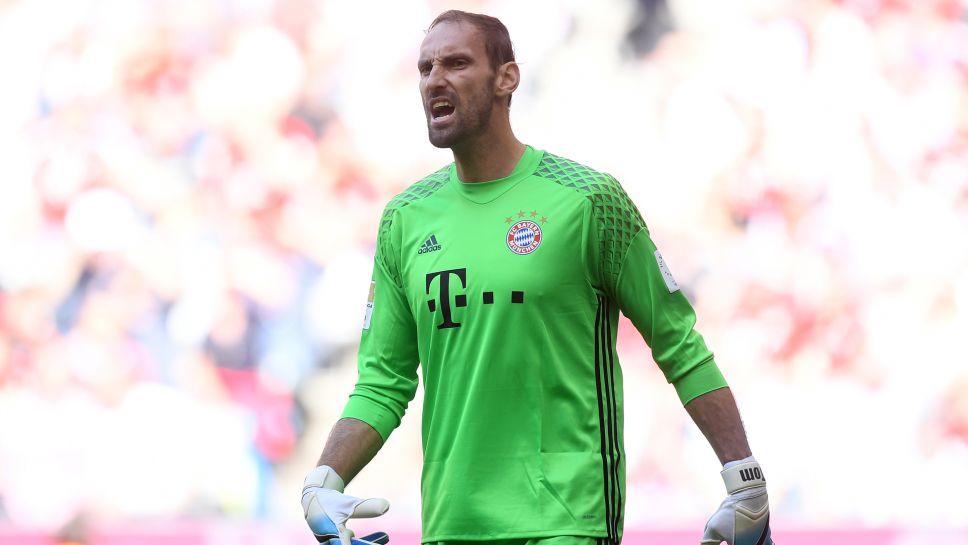 Tom Starke có lần đầu tiên ra sân tại Bundesliga sau gần 3 năm.