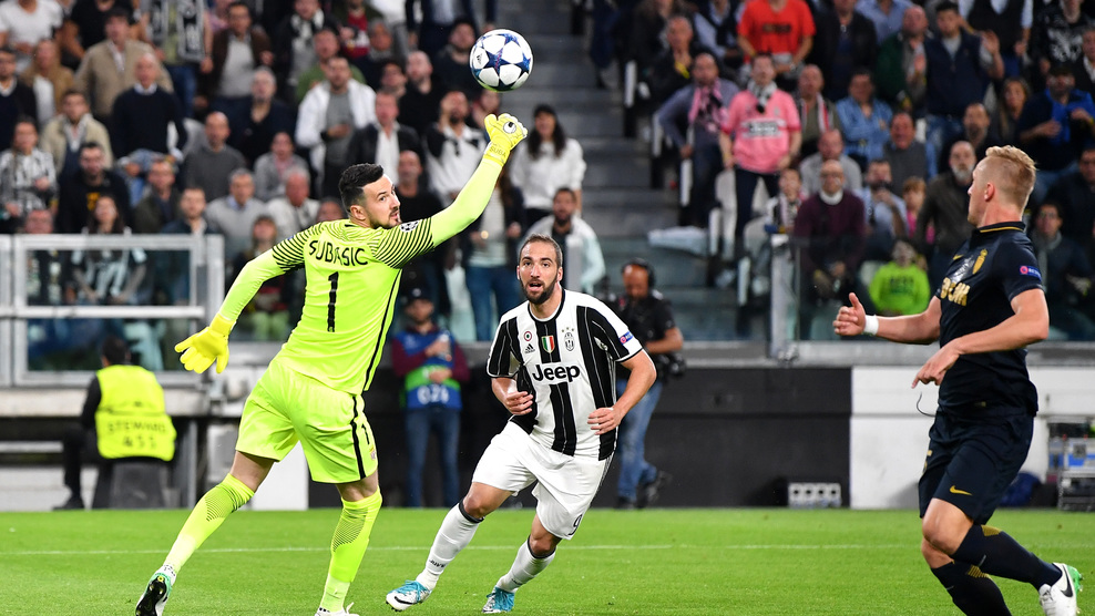 Higuain lốp bóng.