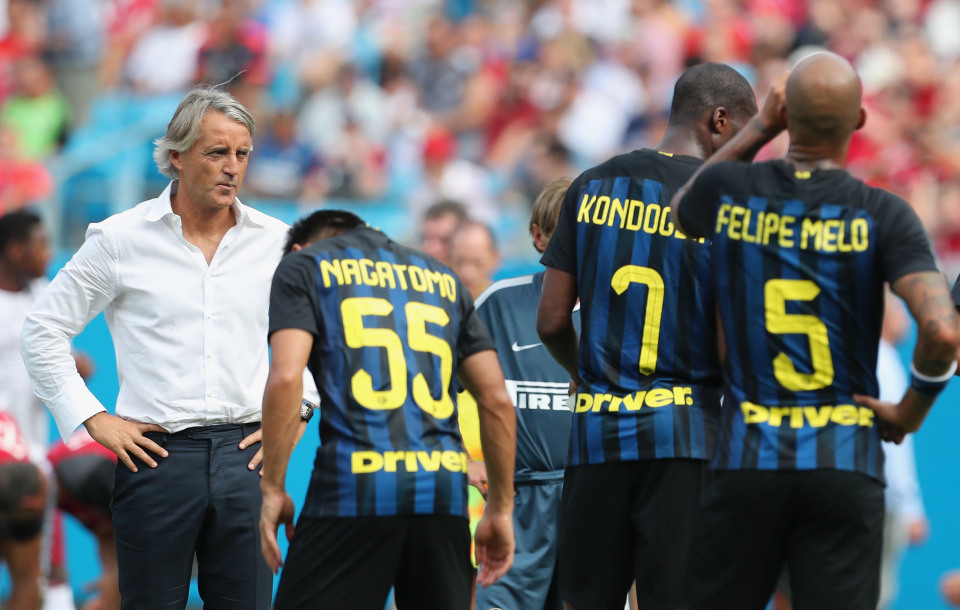 7. Roberto Mancini, 2014-16. Trong bối cảnh túng quẫn sau hàng loạt thất bại trước các HLV mới, Inter quyết định mời lại Roberto Mancini. Chiến lược gia người Italia từng mang về 3 chức vô địch Serie A cho Inter trong 3 mùa giải (2005/06, 2006/07, 2007/08) trước khi Mourinho đến. Mancini chính là HLV tại vị lâu nhất thời hậu Mourinho. Ông cũng giúp Inter xếp thứ 4 mùa giải năm ngoái (vị trí cao nhất thời hậu Inter). Dù vậy, những bất đồng với chủ tịch CLB khiến ông ra đi. Ảnh: The Sun.