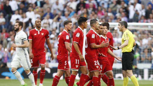 Các cầu thủ Sevilla ra sức tranh cãi với trọng tài.