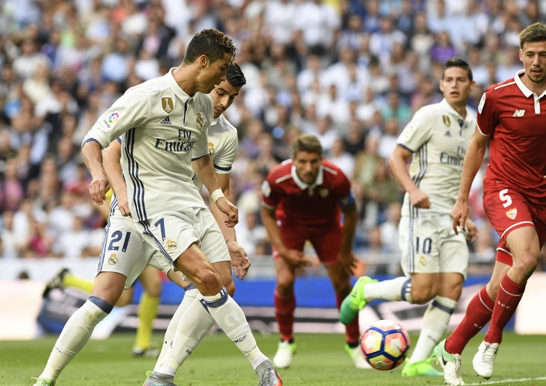 Hơn 10 phút sau, Ronaldo có pha đệm bóng cận thành đơn giản nâng tỉ số lên 2-0 cho Kền Kền.