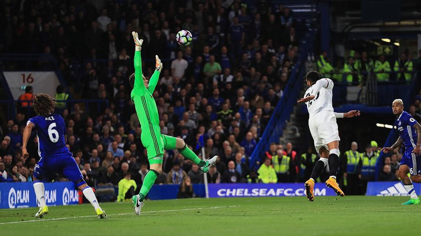 Đội trưởng Chelsea có pha đánh đầu chuyền về bất cẩn, tạo cơ hội cho Capoue gỡ hòa.