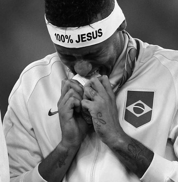 Bên cạnh hình ảnh người thân, Neymar còn có rất nhiều ký tự, biểu tượng khác trên cơ thể. Chữ "Love" trên tay trái. Ảnh: The Sun.
