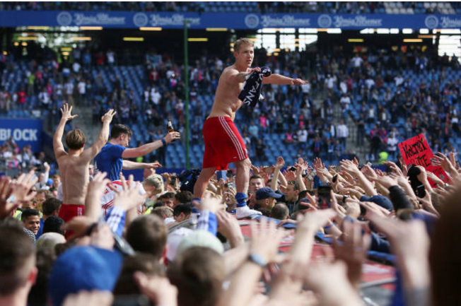 Bayern là đội nâng cúp nhưng hôm nay, những người hạnh phúc nhất là Hamburger SV và các CĐV.