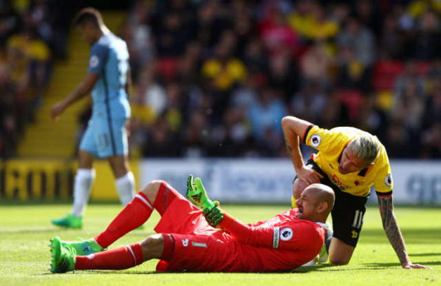 Thế nhưng, Gomes vẫn tiếp tục thi đấu.