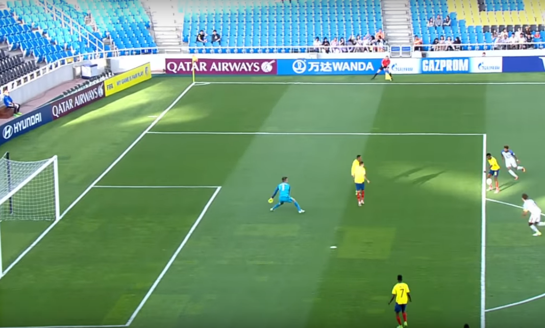 Bóng đến chân Cabezas, số 10 Ecuador dễ dàng nâng tỉ số lên 3-2.