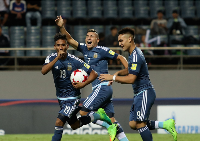 Thăng hoa trận cuối không đủ để Argentina đi tiếp.