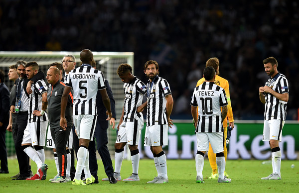 Họ đứng nhìn Barca lên ngôi trong sự đau buồn.