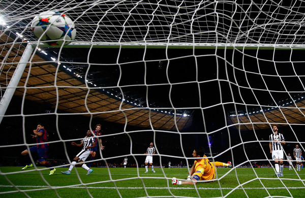 Thế nhưng, hàng phòng ngự thiếu vắng Chiellini của Juventus đã không thể đứng vững trước bộ ba MSN.