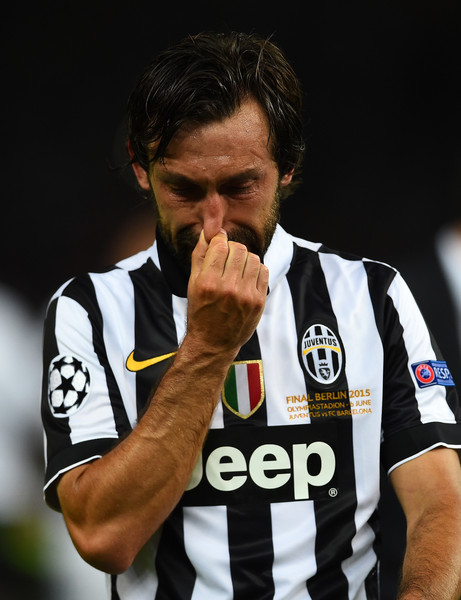 Trong khi đó, người đồng đội thân thiết của anh là Pirlo không thể che giấu cảm xúc nghẹn ngào.
