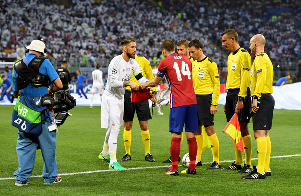 Hai đội trưởng Sergio Ramos và Gabi bắt tay nhau trước cuộc chiến sinh tử. Trọng tài bắt chính là Mark Clattenburg, người Anh. Trọng tài này từng gây 'scandal' trong chiến thắng 3-2 của Man United trước Chelsea mùa giải 2012/13, ông đã đuổi 2 cầu thủ The Blues đầy tranh cãi. Dù vậy, Clattenburg vẫn thường xuyên được UEFA tin dùng.