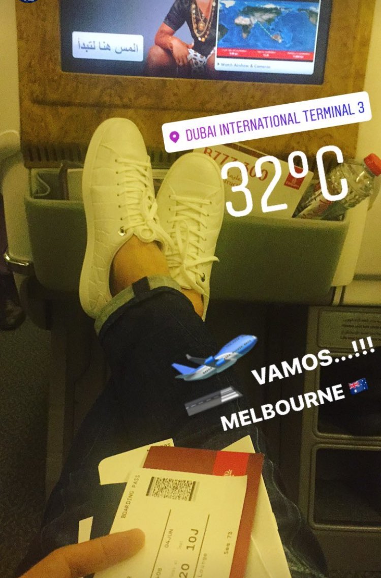 Rafinha khoe máy bay đến Melbourne, Úc. Cầu thủ của Bayern sẽ cùng Brazil thi đấu giao hữu với Argentina tại đây.