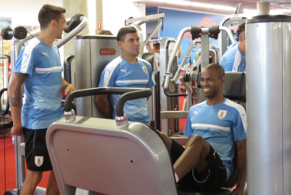 Bên cạnh việc tập luyện trên sân, Uruguay cũng "đổ nhiều mồ hôi" trong phòng gym.