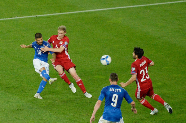 Phải đến phút 35, họ mới có được bàn thắng từ cú vô-lê tuyệt đẹp của Insigne.