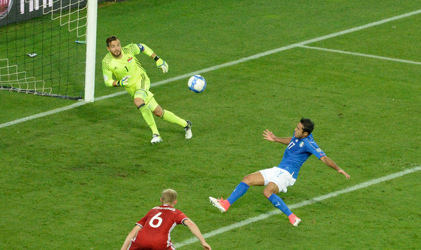 Những phút sau đó, Italia dễ dàng có thêm ba bàn thắng.