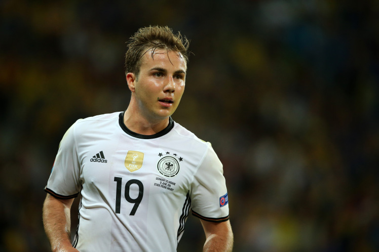 Hộ công: Mario Gotze (Dortmund). Cú bay người dứt điểm của Gotze làm tung lưới Argentina sẽ là khoảnh khắc mà CĐV Đức không bao giờ quên. Những tin tức khả quan về tình hình sức khỏe của tiền vệ Dortmund đang khiến các CĐV khắp khởi vui mừng cho ngày anh trở lại sân cỏ.