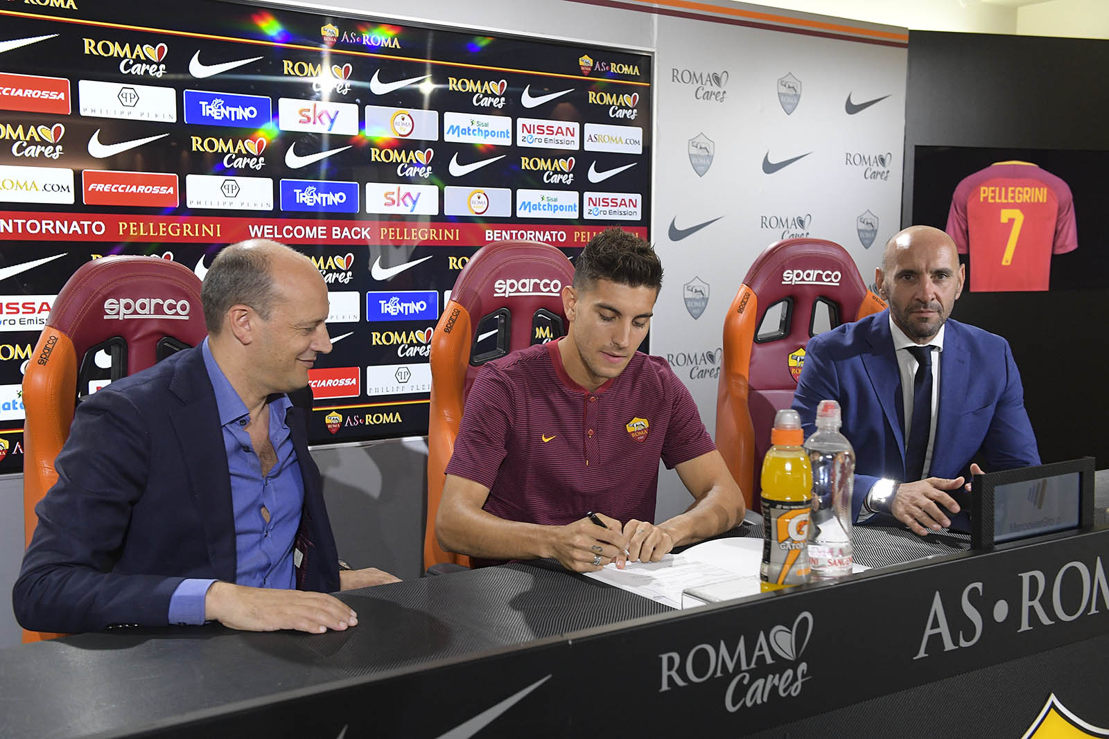 Anh đặt bút kí hợp đồng 5 năm với CLB. Roma đã trả cho Sassuolo 10 triệu Euro để có được tiền vệ 21 tuổi.