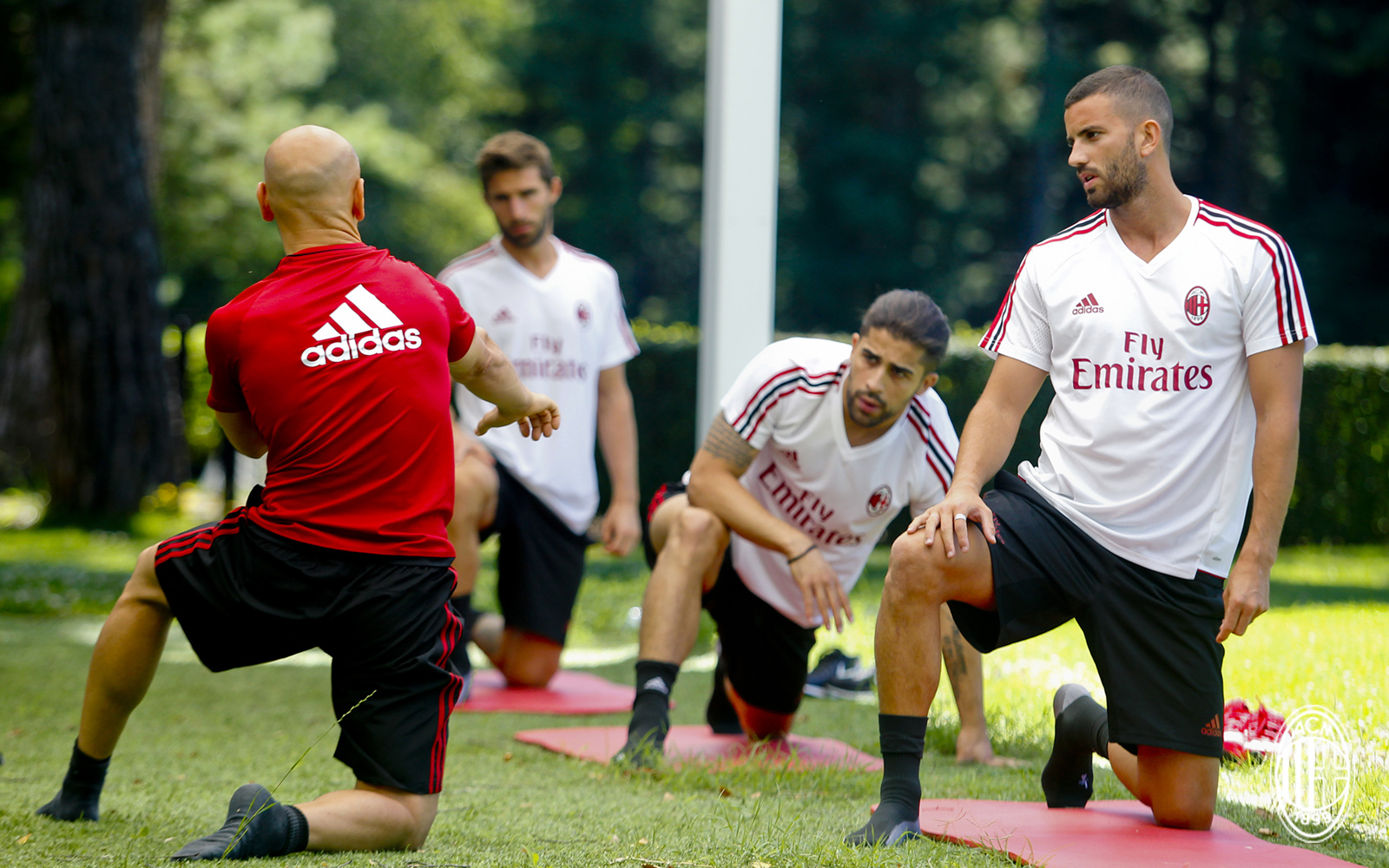 Ngày đầu tập trung, Milan chỉ có đúng một đội hình - Bóng Đá