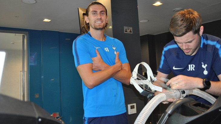 McGee luôn tươi cười.