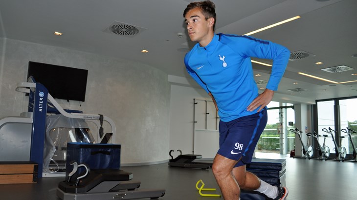 Anh vẫn đang trong quá trình hồi phục chấn thương mắc cá gặp phải cuối mùa giải trước.