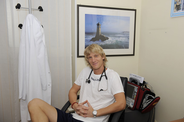 Dusan Basta đóng vai bác sĩ.