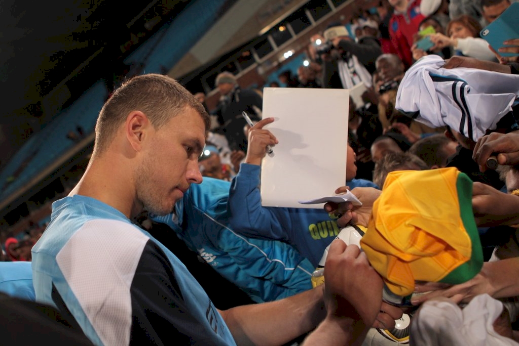 2013: Edin Dzeko kí tặng fans tại SVĐ Loftus, Nam Phi.
