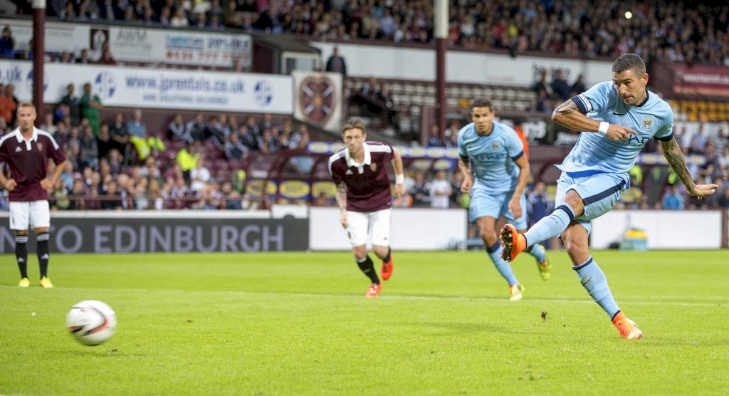 2014: Kolarov ghi bàn vào lưới CLB Hearts từ chấm phạt đền.