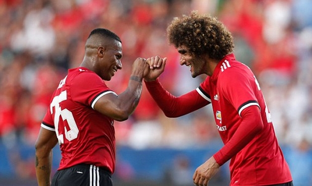 Fellaini chia vui cùng Valencia.