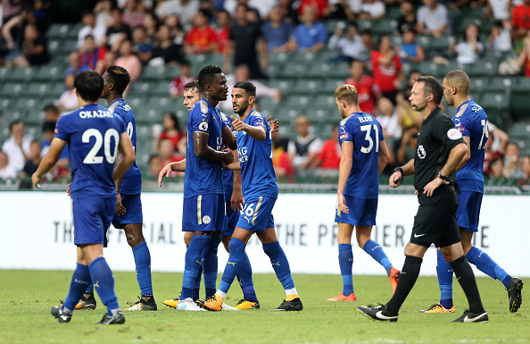 Mahrez ăn mừng cùng đồng đội.