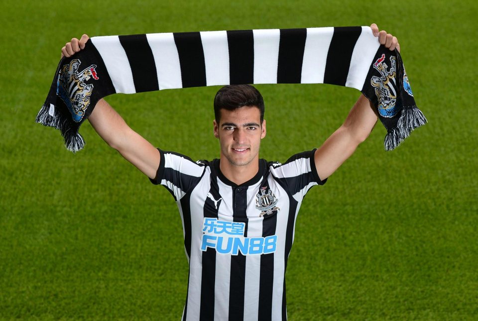 Merino ra mắt Newcastle.