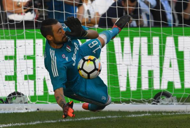 Pinsoglio cản phá thành công cú đá của Tumminello.