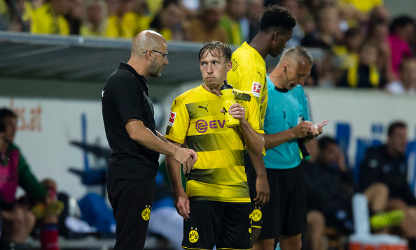 Passlack nghe chỉ dẫn từ HLV.