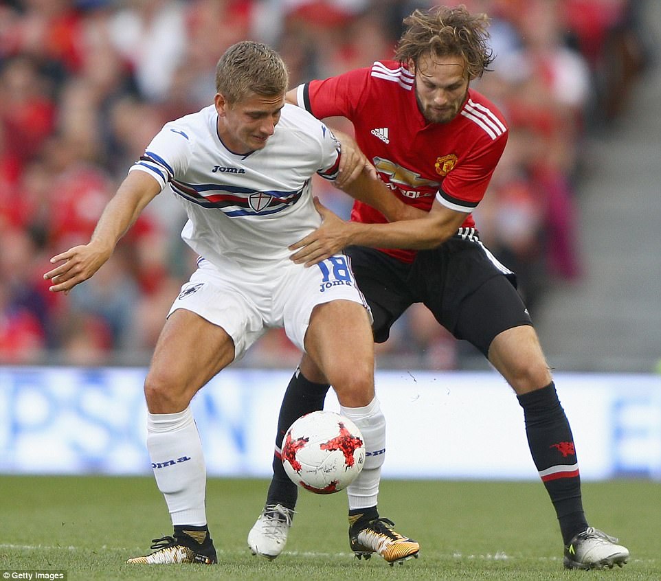 Theo tờ II Secolo XIX, Newcastle United đã gửi lời đề nghị chiêu mộ tiền vệ Dennis Praet của Sampdoria. Đây là cầu thủ đã ghi bàn vào lưới Man United trong trận giao hữu cuối tháng 7 vừa qua.