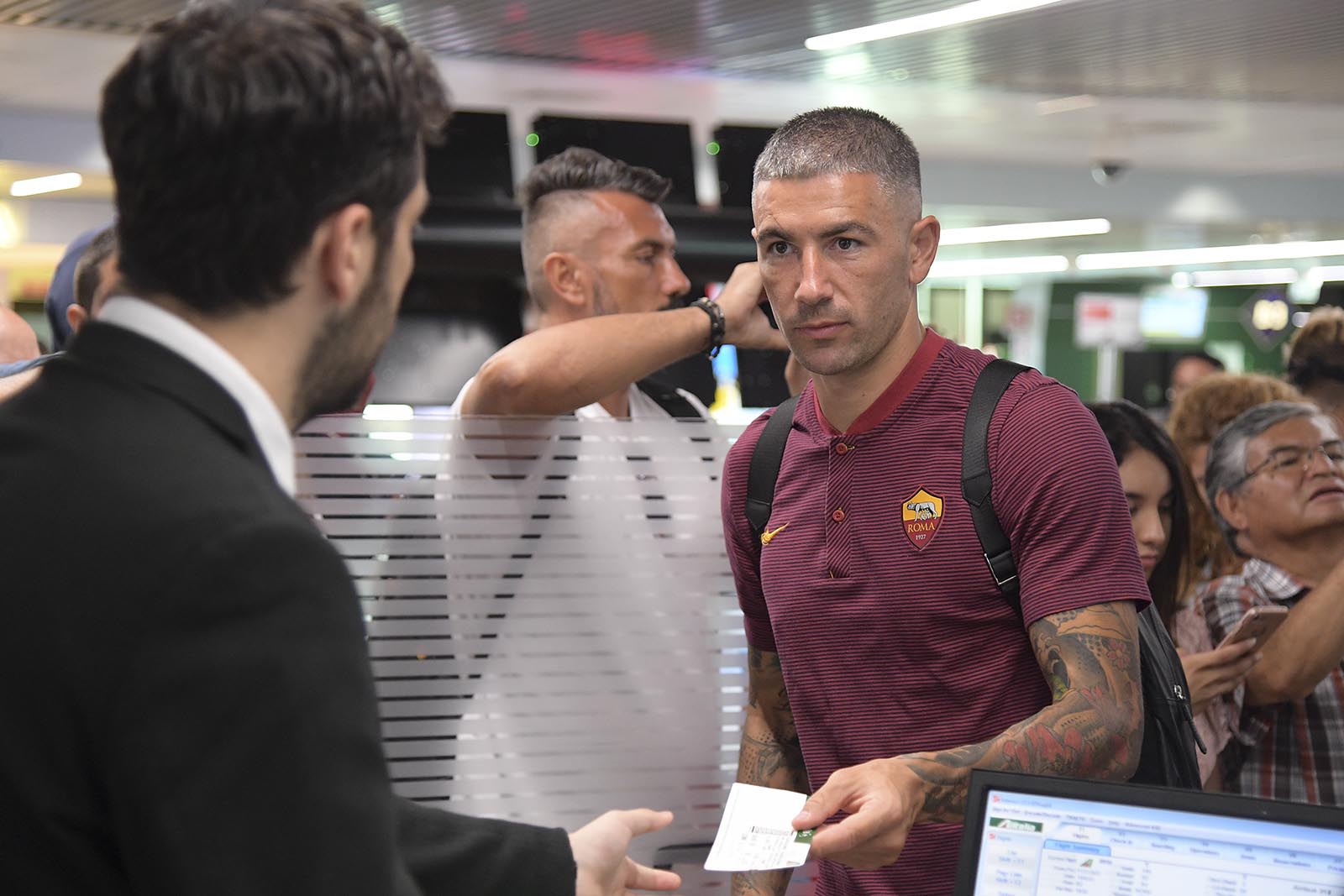 Anh cùng các 'đàn em' tại Roma hành quân đến Bergamo cho trận đấu gặp Atalanta đêm nay