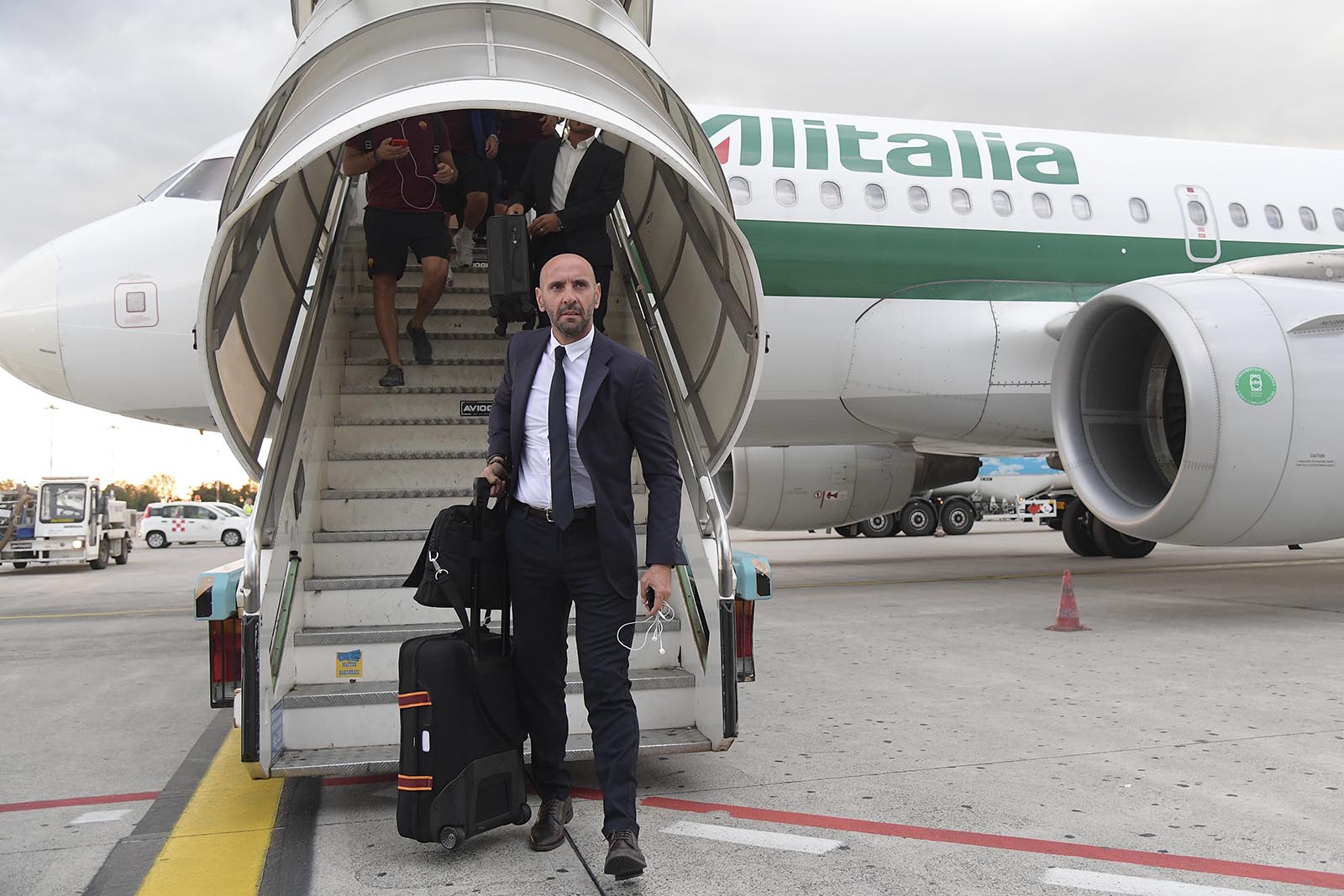 Sau vài giờ bay, Roma chính thức đặt chân đến Bergamo. Người dẫn đầu là 'bố già' Monchi.