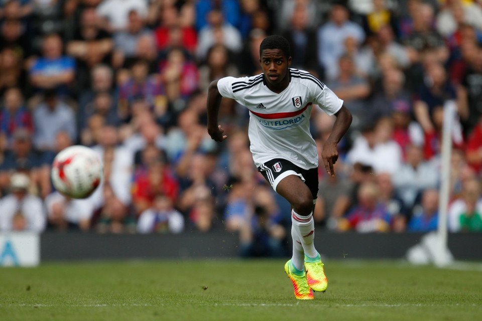 Ở chiều ngược lại, Sky Sports cho biết Man United đang 'tính chuyện tương lai' bằng thần đồng Ryan Sessegnon của Fulham.