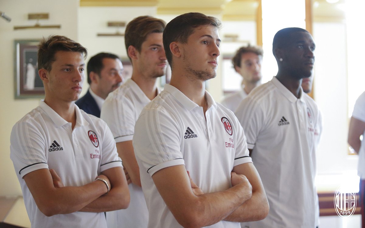 'Lận lưng' 6 trái, Milan thoải mái đi tham quan - Bóng Đá