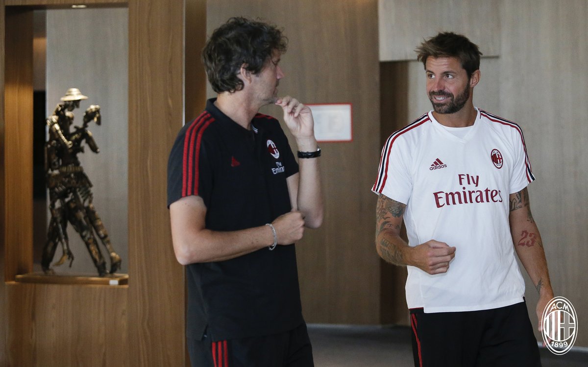 'Lận lưng' 6 trái, Milan thoải mái đi tham quan - Bóng Đá