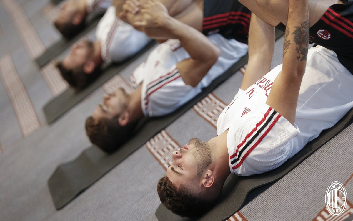 Trước đó, HLV Montella cho các học trò thực hiện các bài tập giãn cơ tại khách sạn.