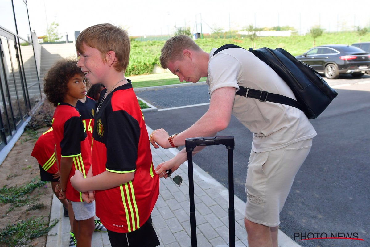 Họ được chào đón bởi các em thiếu nhi.