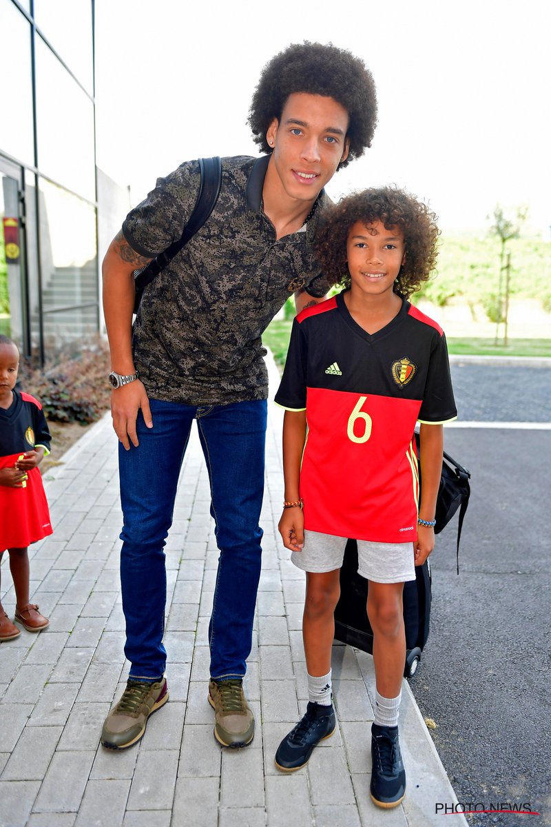 Một cậu bé có mái tóc khá giống Axel Witsel