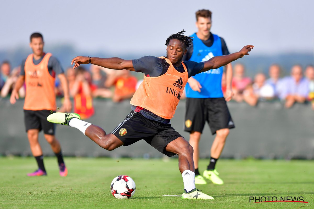 Một cầu thủ khác tại Chelsea là Michy Batshuayi cũng ra sức tập luyện.